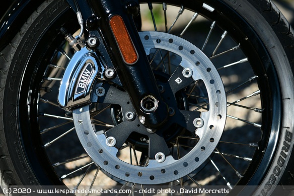 Double disque de 300 mm, étriers 4 pistons, ABS BMW Motorrad intégral