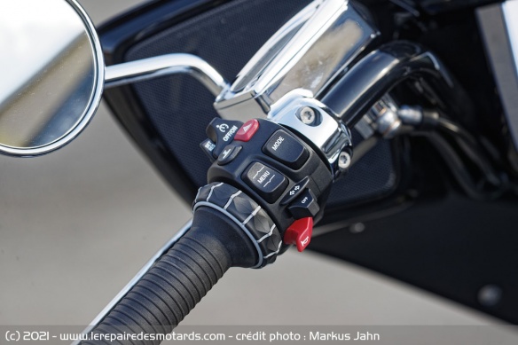 La molette 3D est toujours aussi utilise pour naviguer dans les paramètres de la moto, même si des boutons dédiées auraient été appréciés