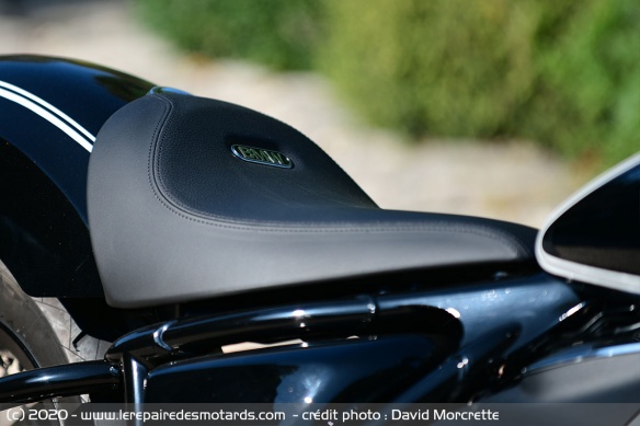 Une selle à 690 mm, avec une plaque BMW en métal dans le dosseret