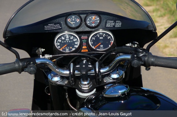 Un poste de pilotage très ambitieux pour l'époque. Le frein de direction n'est guère utile, la moto ne frétillant que rarement...