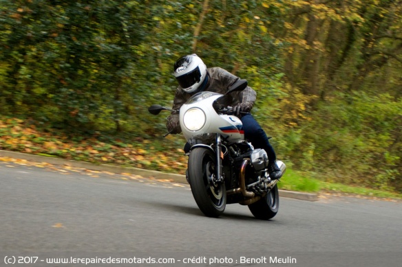 La BMW R nineT Racer à l'accélération
