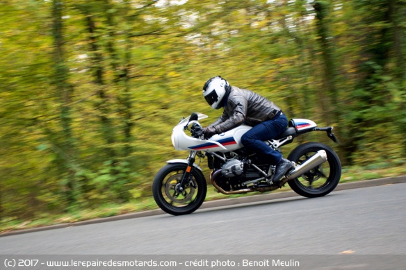 La BMW R nineT Racer sur petite route
