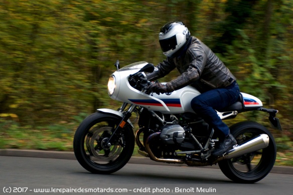 La BMW R nineT Racer sur route