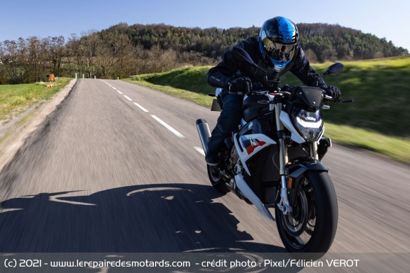 La Bavaroise se met à vibrer à partir de 7.000 tours, mais tient le 130 km/h 1.500 tours plus bas en 6e