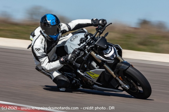 Le circuit de Dijon Prenois est assurément un terrain favorable au roadster allemand