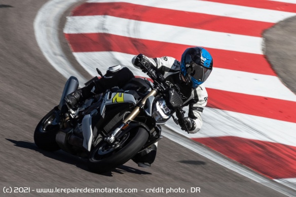 Sur piste, la S1000R se montre encore plus radicale et laisse s'exprimer ses 165 chevaux