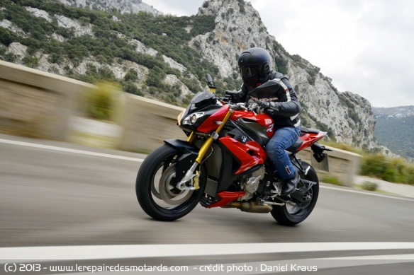 BMW S1000R sur autoroute