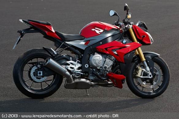 Vue de côté du raodster BMW S1000R