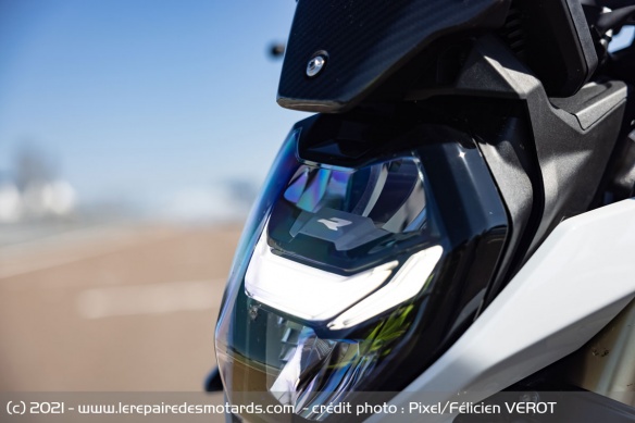 La nouvelle esthétique rapelle celle de la F 900 R, en plus musclée