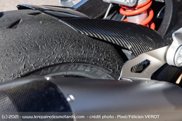 La S1000R est dotée de jantes à 5 branches chaussées en Michelin Power GP