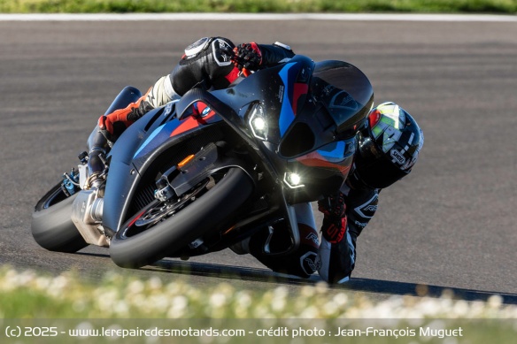 Entre l'équilibre du châssis et la justesse d'intervention de l'électronique, la M 1000 RR se révèle particulièrement efficace