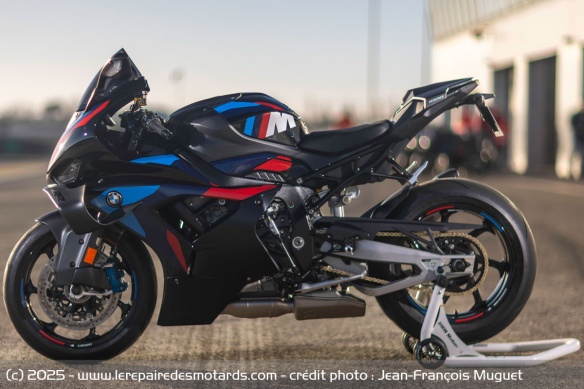 Véritable machine de course, la M 1000 RR tutoie la perfection en termes de partie cycle