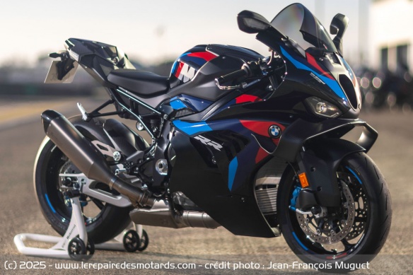 Plus les années passes, plus la M 1000 RR semble directement échappée des paddocks du WSBK