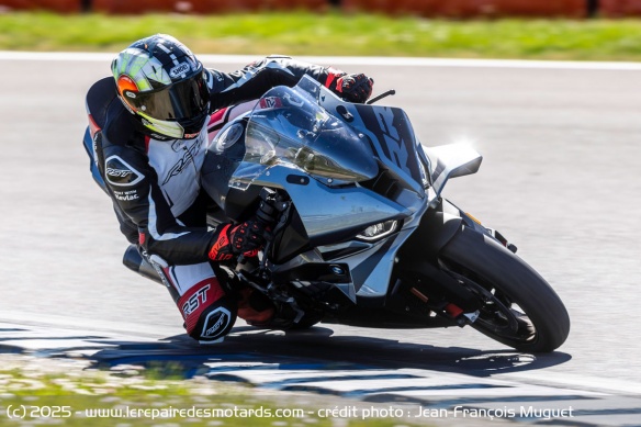 En mode Road, la S 1000 RR se veut rassurante, mais fade