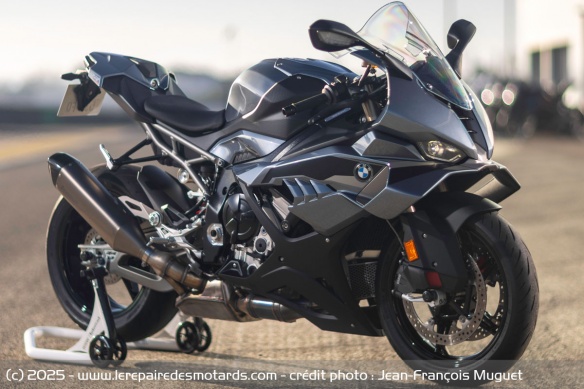 La BMW S 1000 RR adopte les ailerons de la précédente génération M