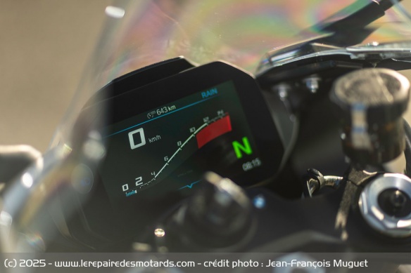 À bord, la S 1000 RR est plus accueillante, plus consensuelle dans son ergonomie