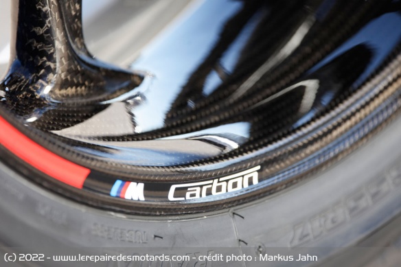 Avec le Pack M, la jante arrière se dote d'un pneu de 200