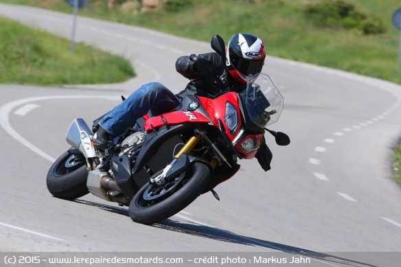 BMW S1000 XR sur départementale