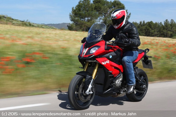 BMW S1000 XR sur nationale