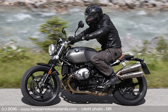 BMW Scrambler sur autoroute