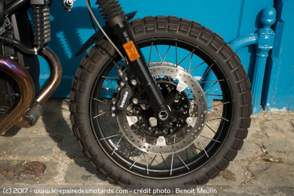Le freinage est assuré par deux étriers Brembo à l'avant