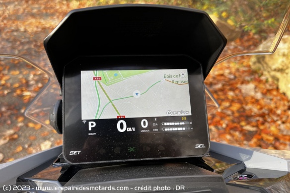 Le scooter se connecte facilement et offre un GPS très clair