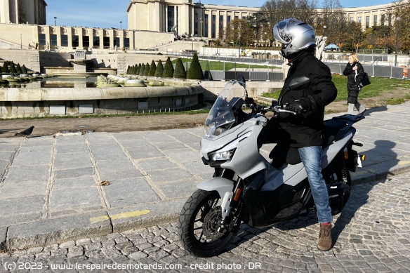 Le pilote d'1m70 met la pointe des pieds au sol