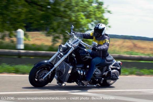 Boss Hoss BHC3-LS3 en virage