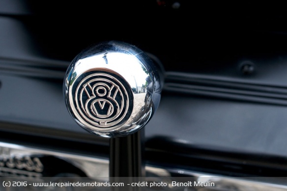 On retrouve le logo V8 un peu partout