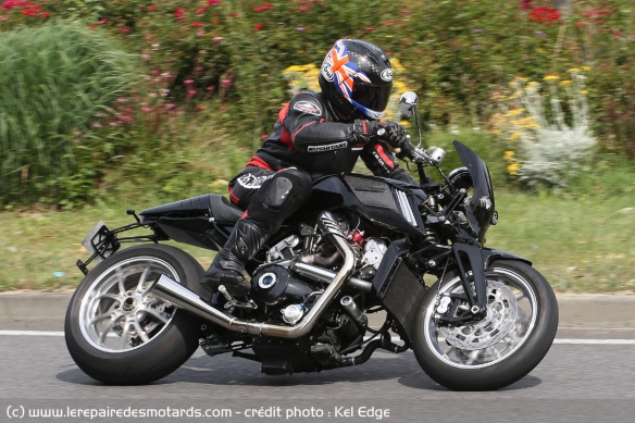 Les 157 ch et 124 Nm du twin assurent des performances incroyables, mais pas brutales