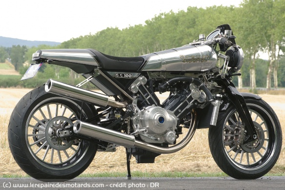 La Brough Superior SS100 hérite de certaines caractéristiques de la Superbob