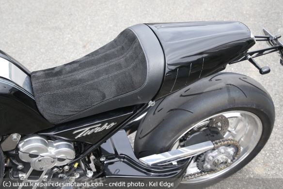 La selle offre une position de conduite assez droite