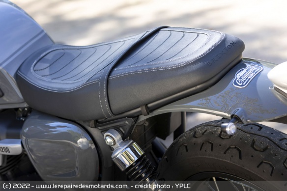 Une selle à 800mm confortable aidée par les suspensions KYB
