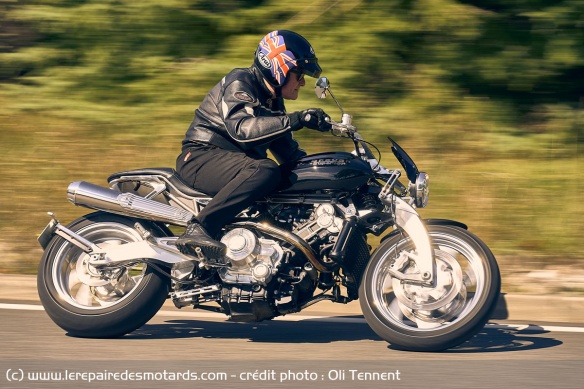Pas question de céder aux sirènes de l'électronique, la Lawrence est une moto