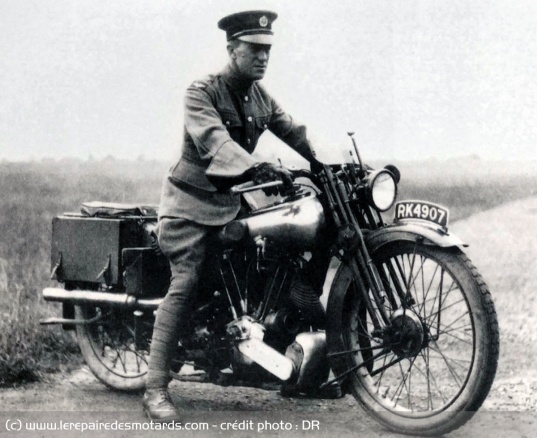 T.E Lawrence sur sa SS100 en 1926