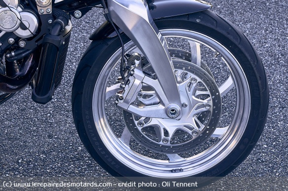 La jante avant en aluminium forgée de 19 pouce est chaussée de Michelin Scorcher