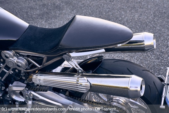 Il s'agit de la première Brough moderne à bénéficier d'une selle biplace