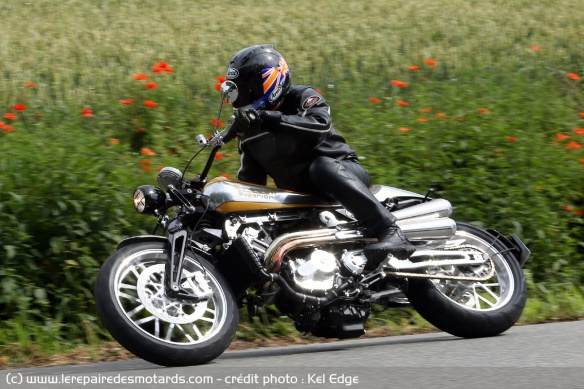 La Brough Superior Pendine Sand Racer en courbe