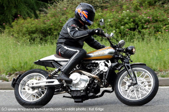 Essai de la Brough Superior Pendine Sand Racer sur route