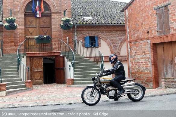 Essai de la Brough Superior Pendine Sand Racer en ville