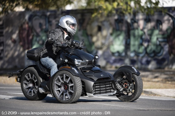 Il ne faut pas perdre de vue que l'on ne dispose pas du gabarit d'une moto pour les manoeuvres