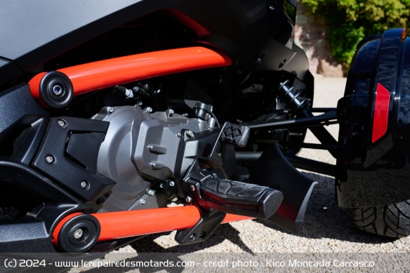 Le moteur 3 cylindre Rotax est commun aux deux versions