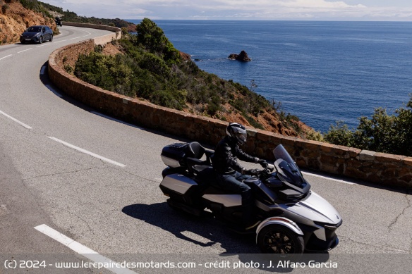 Dynamique, le Spyder RT invite toutefois son pilote à faire preuve de modération dans les courbes