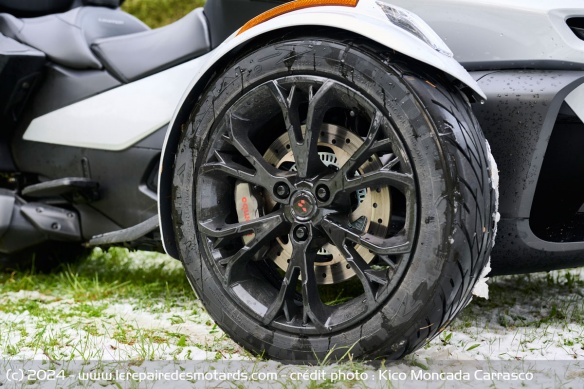 La jante avant du Can-Am Spyder RT Limited