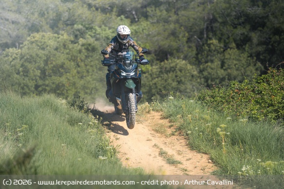 Comme sur route, cette moto apprécie que l'on mette du rythme