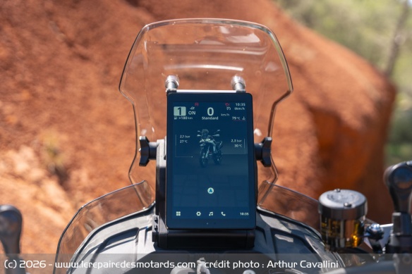 Le compteur TFT de la CFMOTO 1000 MT-X