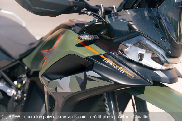 Le phare avant de la CFMOTO 1000 MT-X