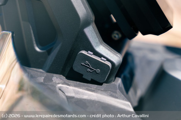 Les prises USB de la CFMOTO 1000 MT-X