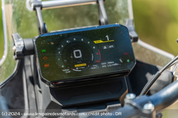 Le compteur TFT de la CFMOTO 450 MT