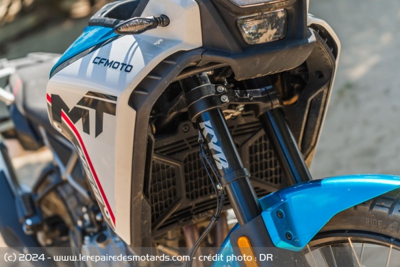 La fourche inversée KYB de la CFMOTO 450 MT